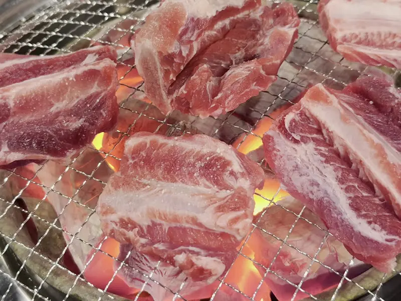 숯불 위에서 맛있게 구워지는 생갈비의 모습