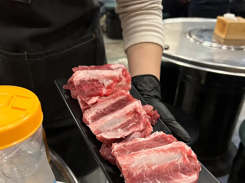 직원이 직접 가져다주는 신선한 생갈비