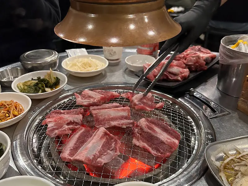 직원이 능숙하게 고기를 구워주는 모습