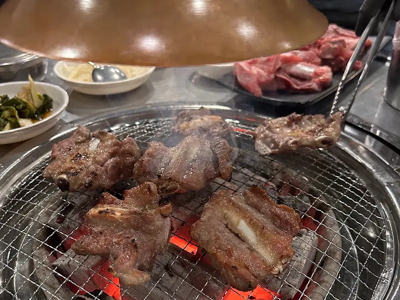 숯불 위에서 맛있게 익어가는 생갈비