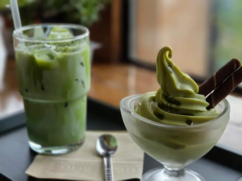 녹차 아이스크림과 녹차 음료