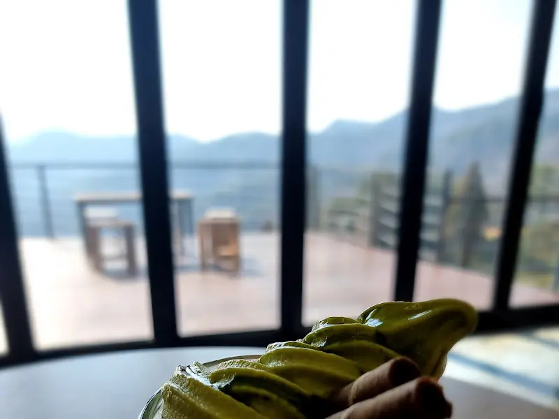 창밖 풍경과 함께 즐기는 녹차 아이스크림