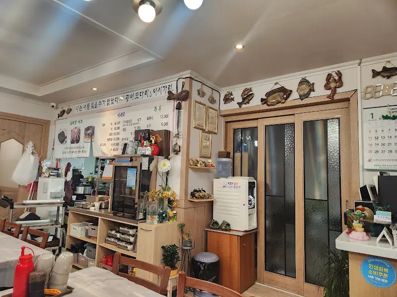 공석횟집 내부 전경