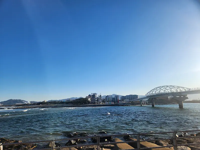 공석횟집 앞 바다 풍경