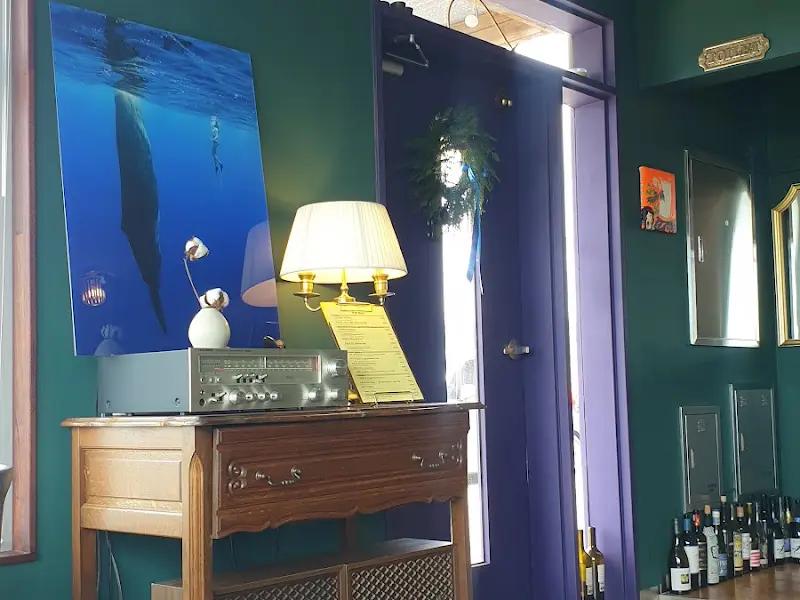 에메랄드 색 벽과 보라색 문이 인상적인 두부의 외관