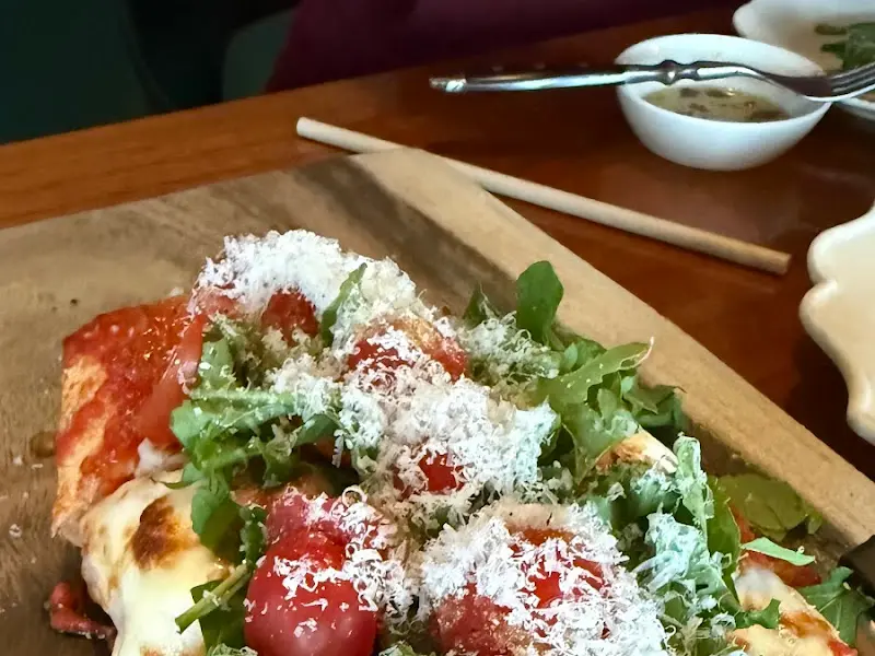 루꼴라와 치즈가 듬뿍 올려진 버섯 피자