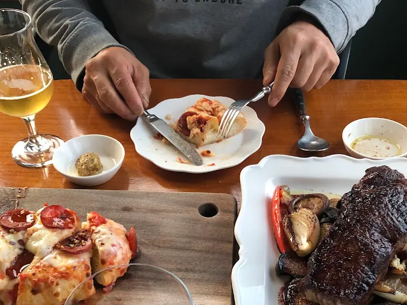 칼과 포크로 피자를 맛보는 모습