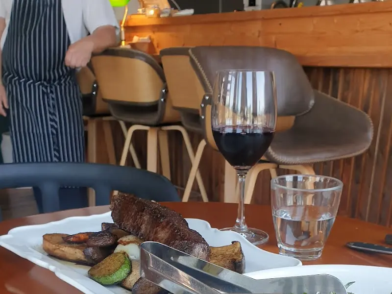 테이블 위에 놓인 스테이크와 와인