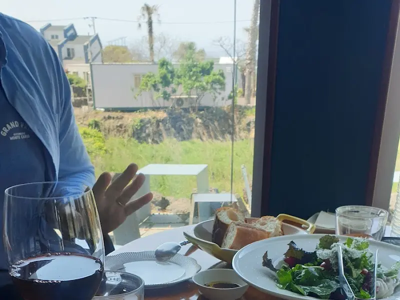 창밖 풍경과 함께 차려진 식사