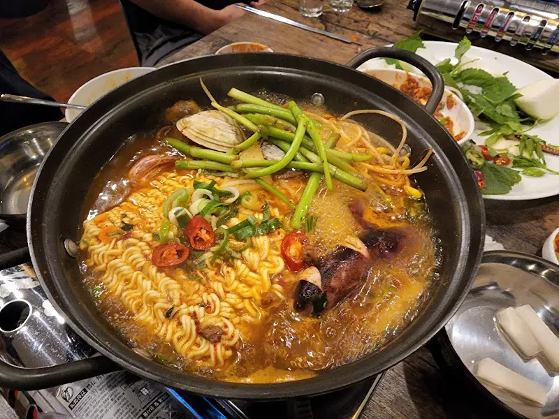 푸짐한 오징어탕 한 상 차림