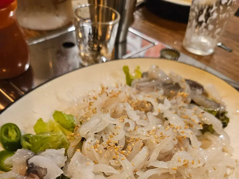 싱싱한 오징어회 한 접시