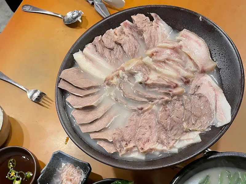 윤기가 흐르는 수육