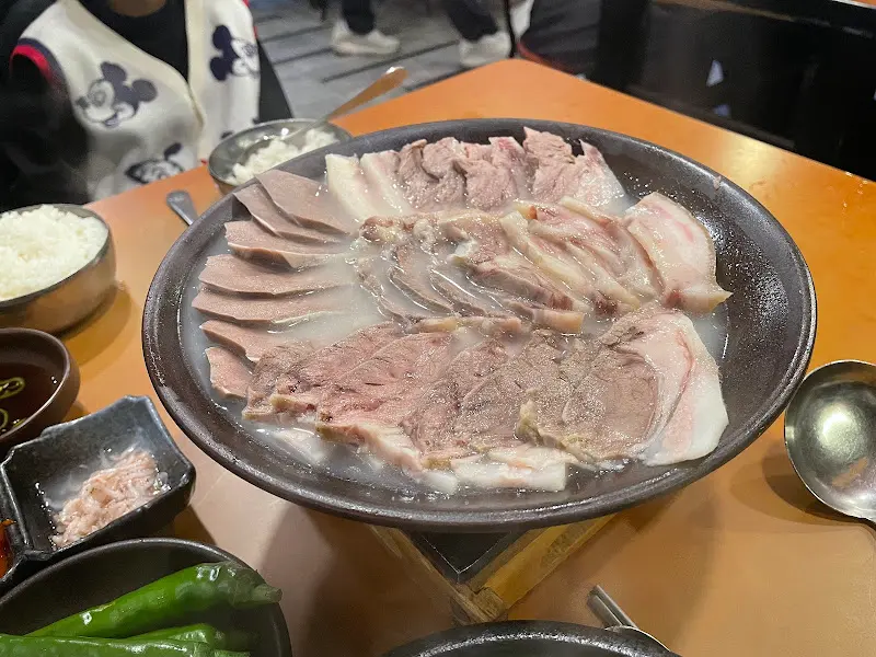 수육과 국밥의 조화