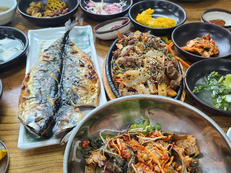 윤기가 흐르는 고등어구이와 다채로운 나물 반찬