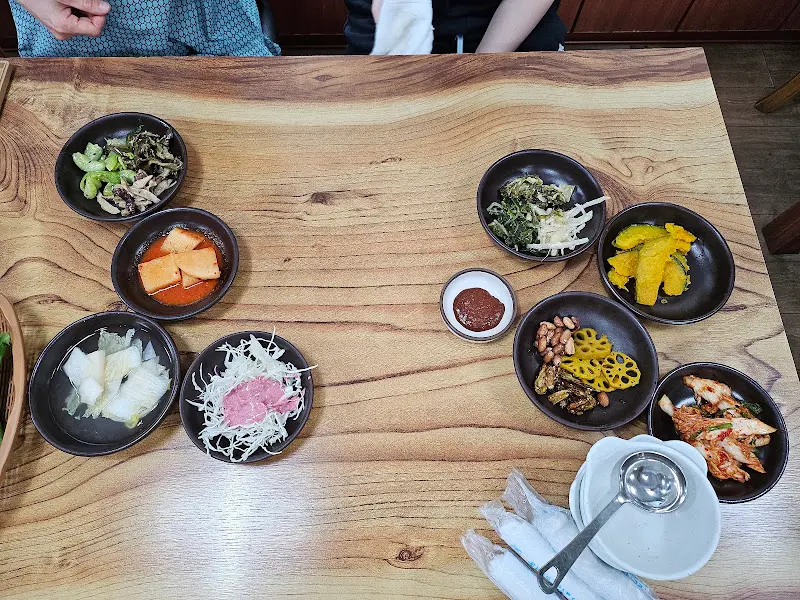 다채로운 색감과 정갈한 담음새가 돋보이는 나물 반찬들