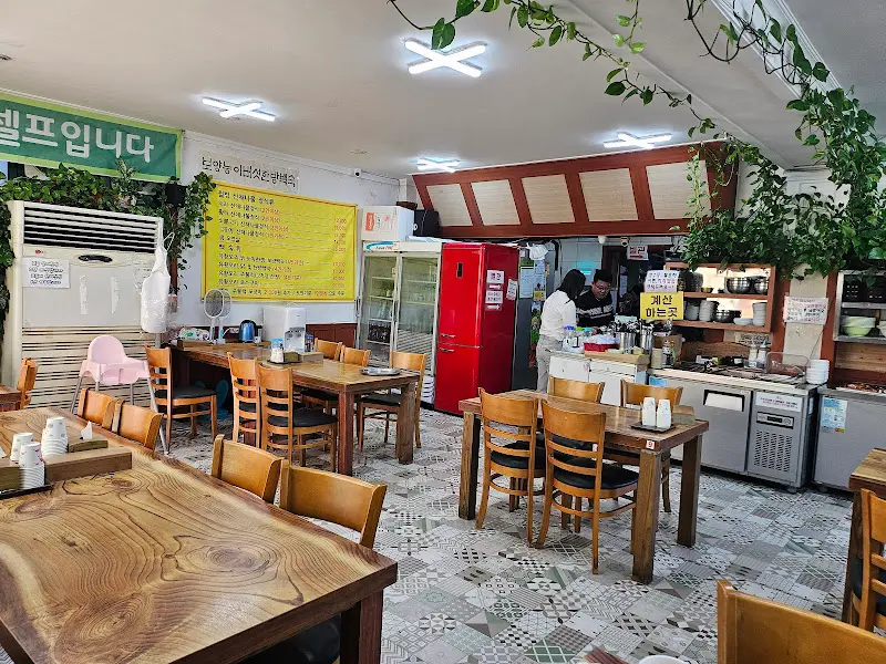 테이블이 놓여진 식당 내부 전경