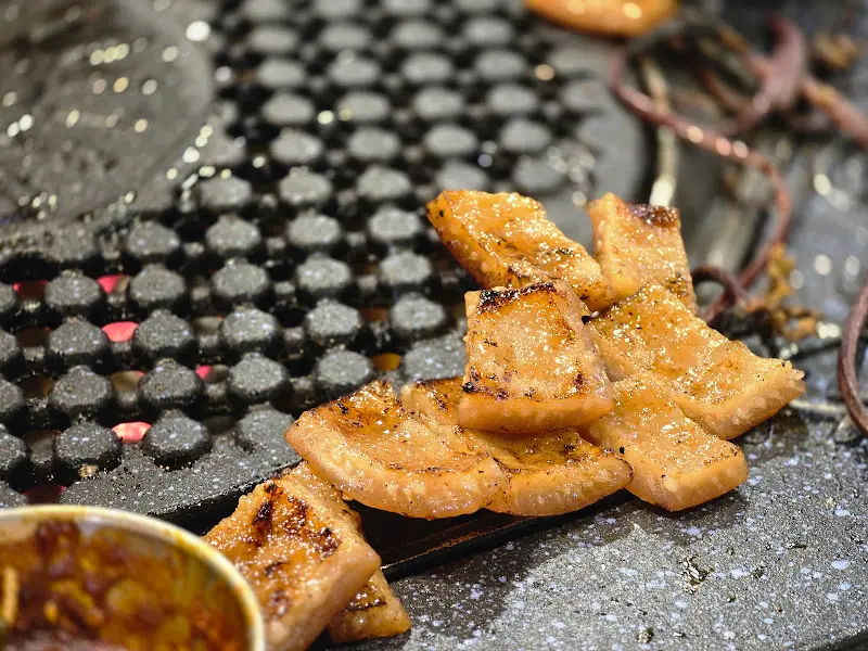 노릇하게 구워진 돼지 껍데기