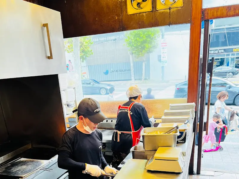 숯불 돼지고기 조리 모습