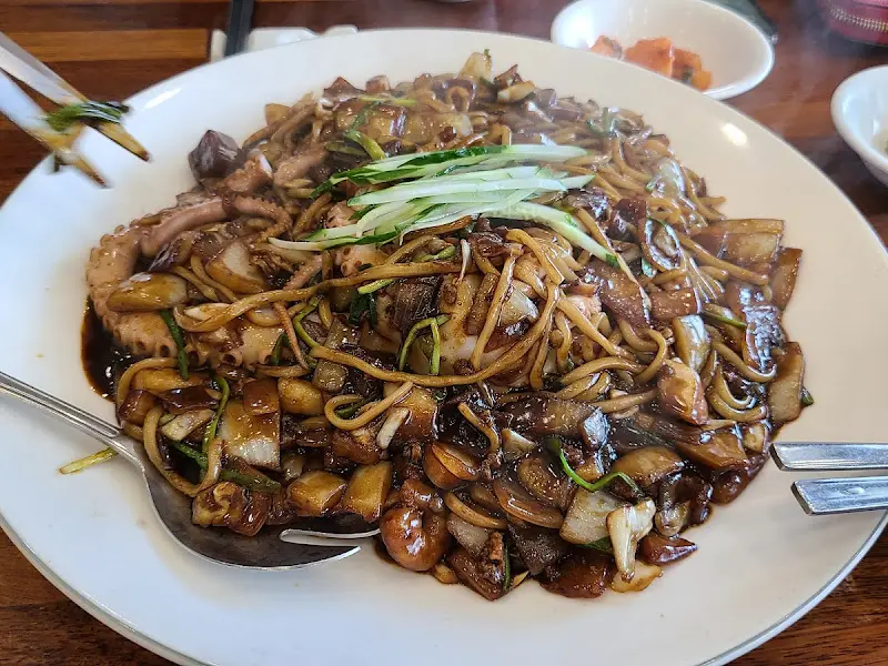 푸짐한 해물 쟁반 짜장