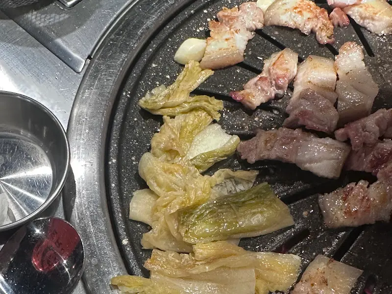 숯불 위에서 구워지는 돗갈비