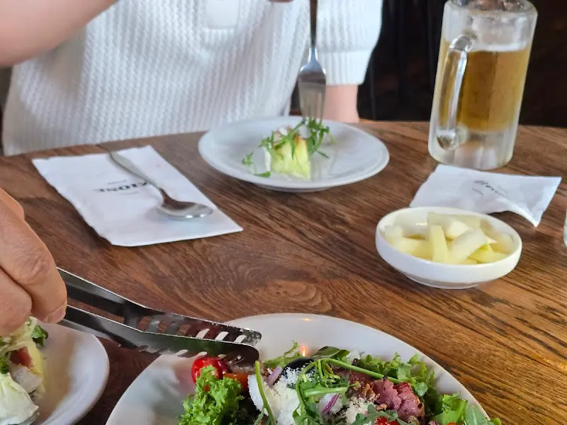 테이블 위 음식과 음료