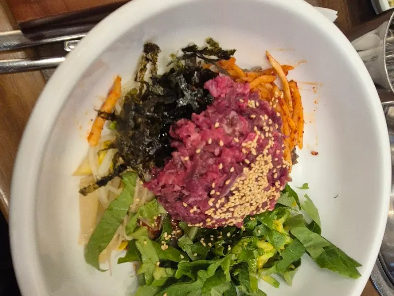 생고기 비빔밥 근접샷