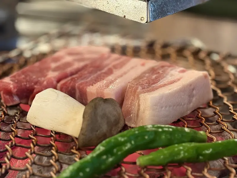 숯불에 구워지는 삼겹살