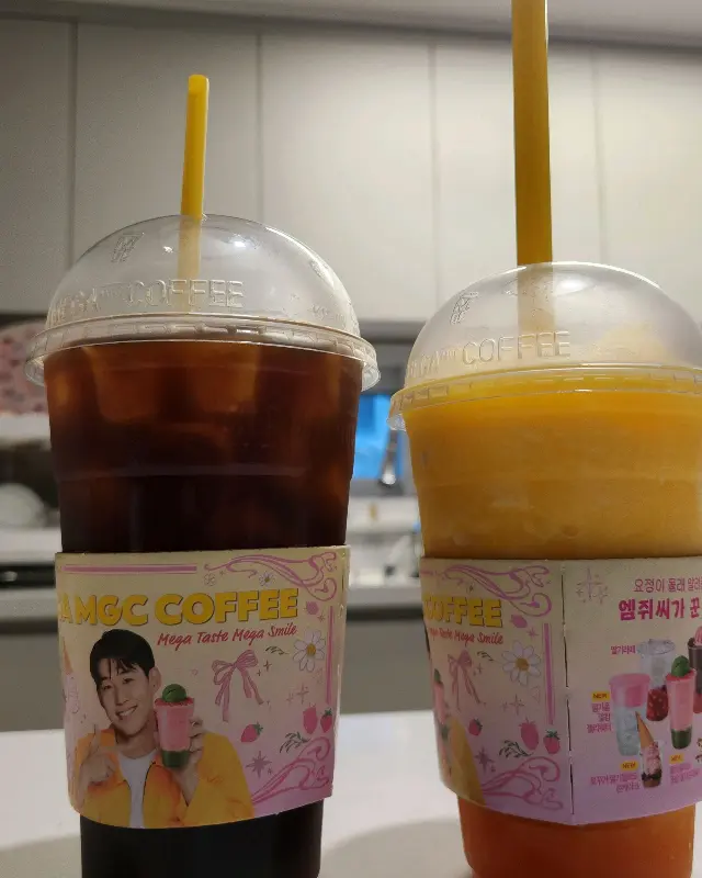 테이크 아웃한 음료 사진