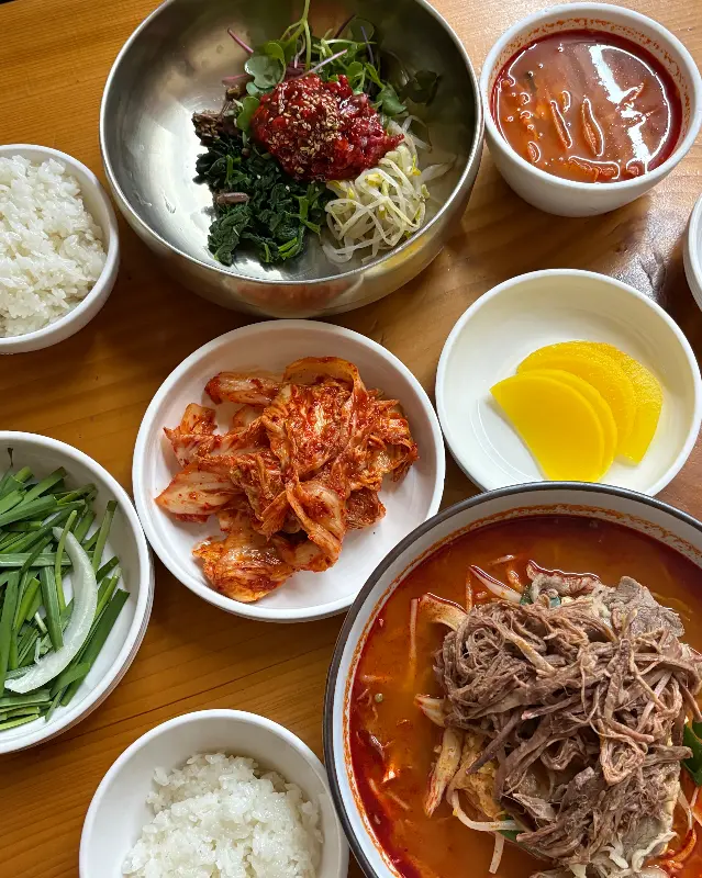 김치와 함께 우족곰탕을 먹는 모습