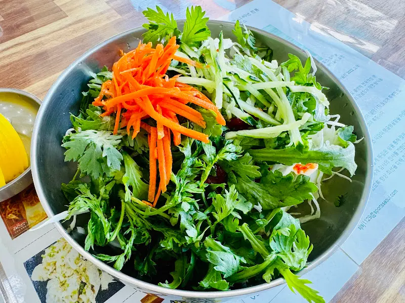 비빔쫄면의 화려한 비주얼