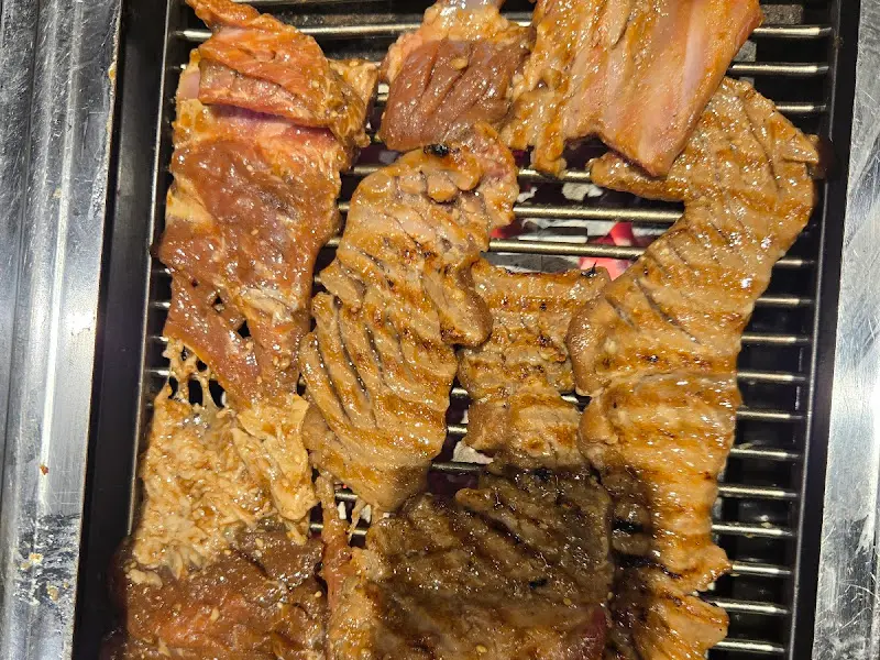 불판 위에서 구워지는 양념갈비