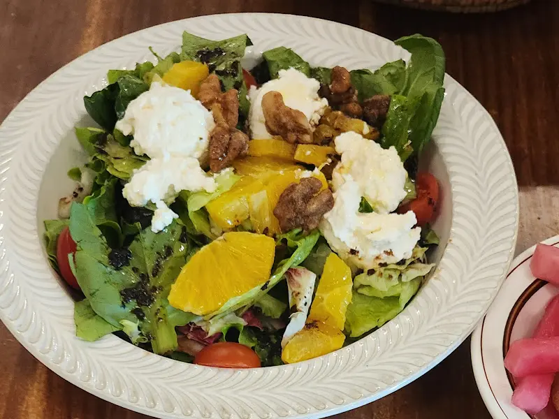 신선함이 가득한 리코타 치즈 샐러드