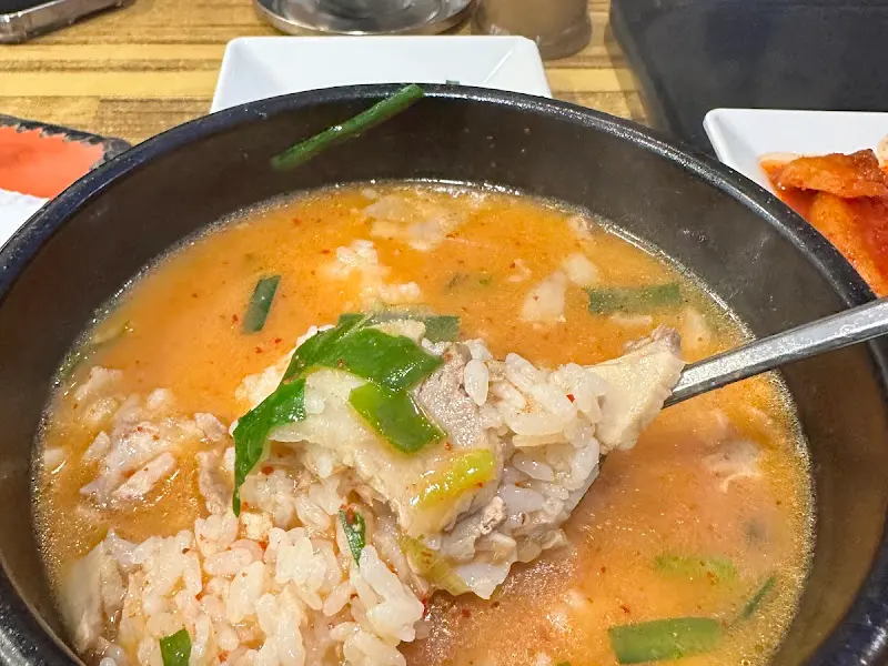 오복돼지국밥 돼지국밥에 밥 말아 먹기