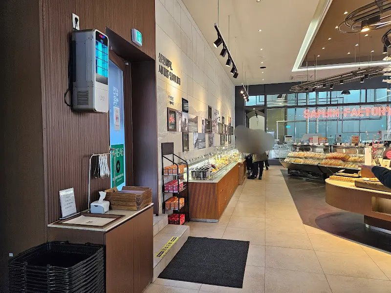 삼진어묵 내부 전경