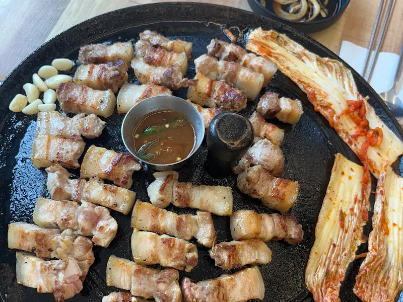 노릇하게 구워진 삼겹살