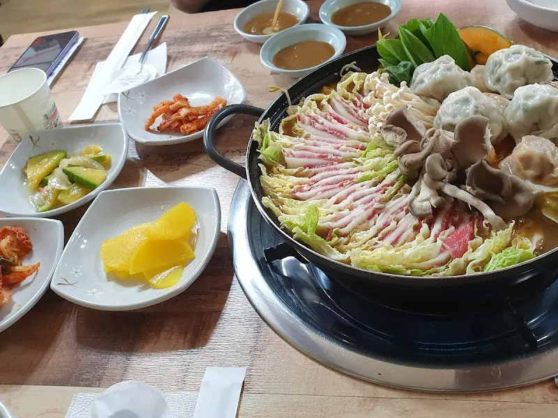 만두전골과 다양한 반찬들