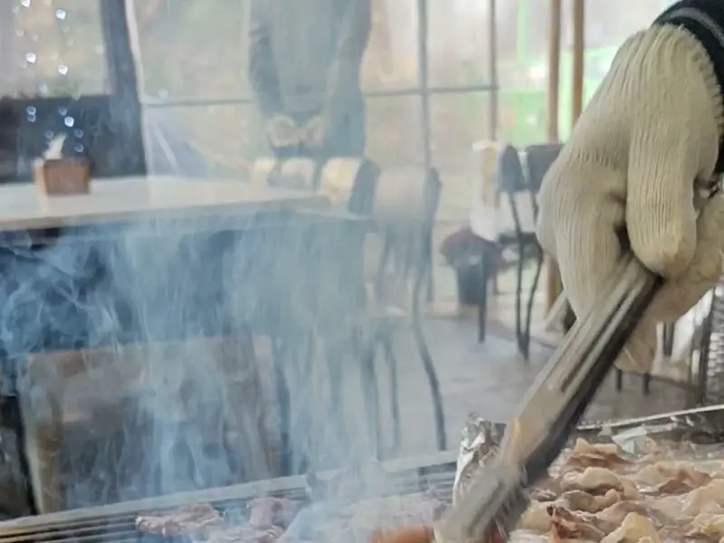 연기가 피어오르는 숯불