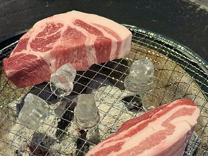 숯불 위에 올려진 숙성 목살