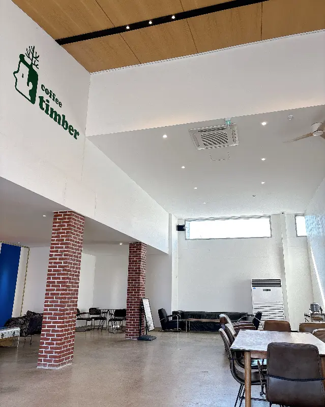 카페 내부 좌석 모습