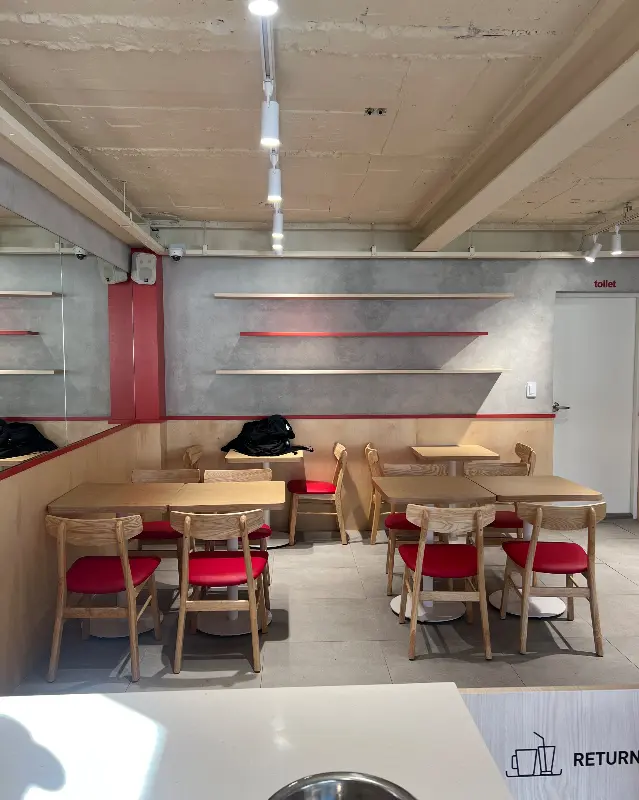 샌드위치 히어로 내부 테이블