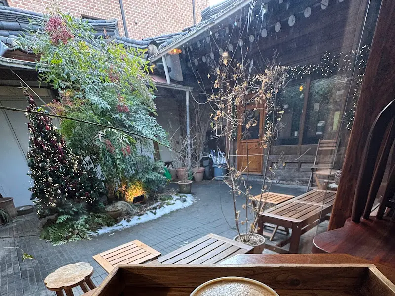 카페 마당의 테이블과 의자