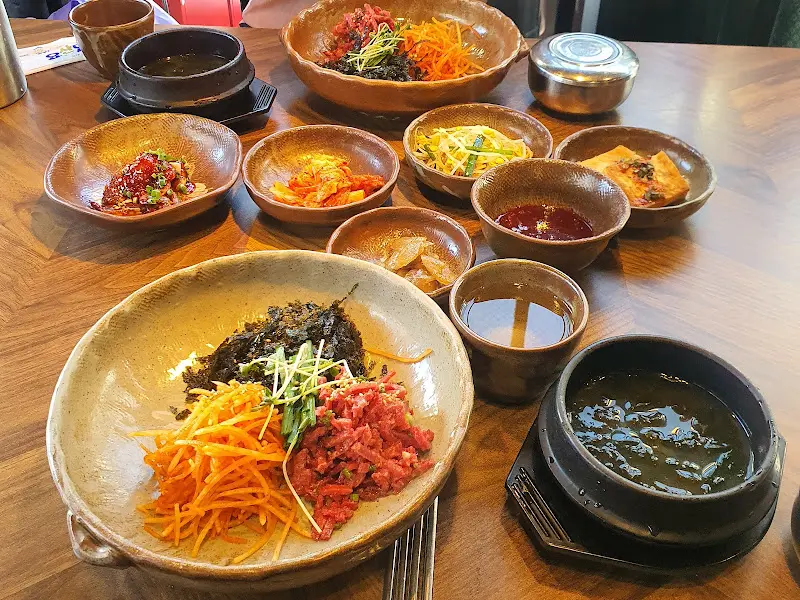 육회비빔밥 풀샷