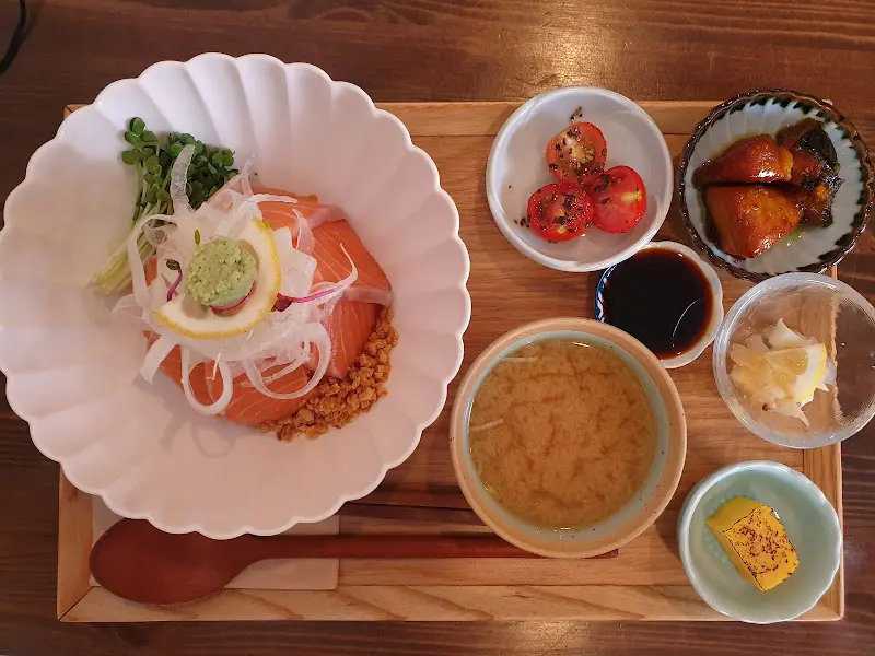 연어덮밥 한상차림