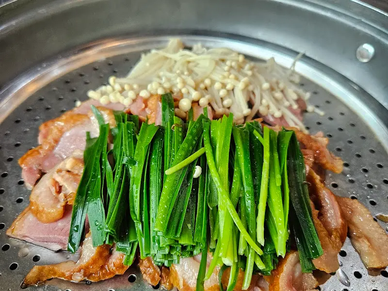 찜기에 담겨 나온 훈제오리고기