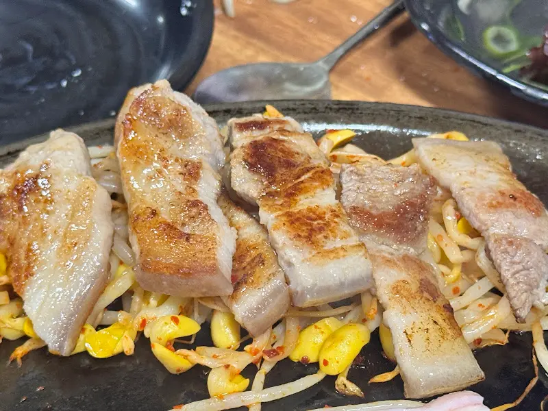 노릇하게 익은 삼겹살