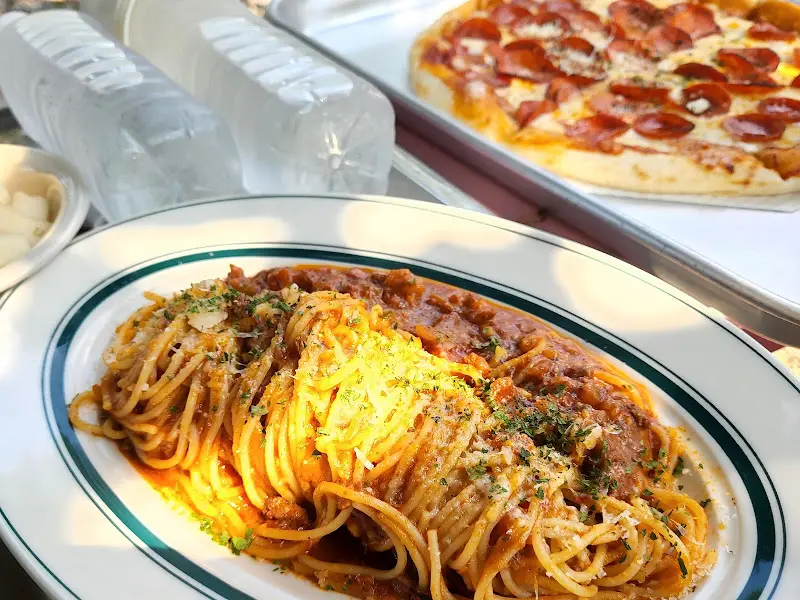 라구 치즈 파스타와 페퍼로니 피자