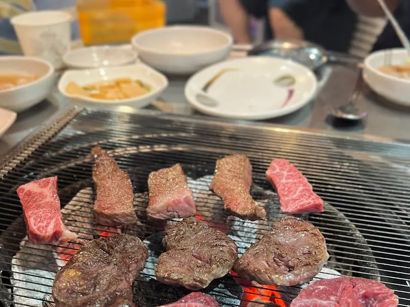 고기를 굽는 모습