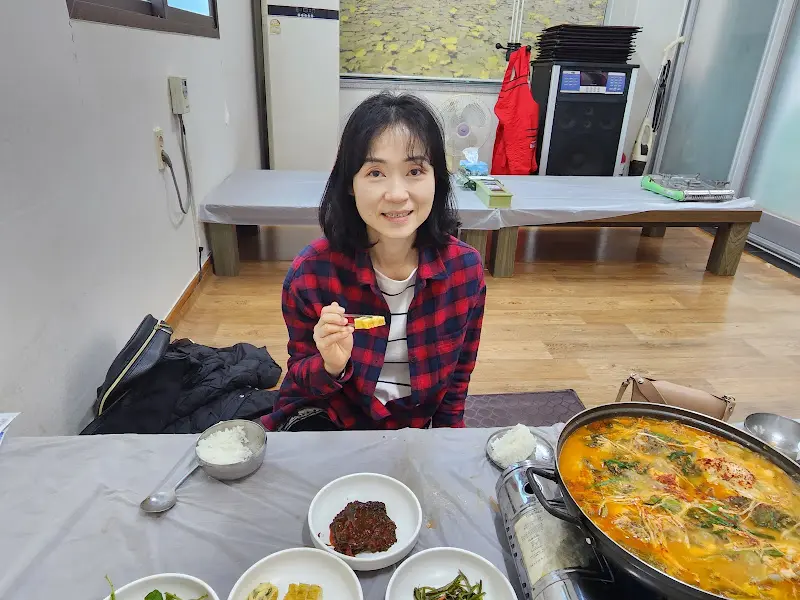 전골과 함께 미소짓는 손님