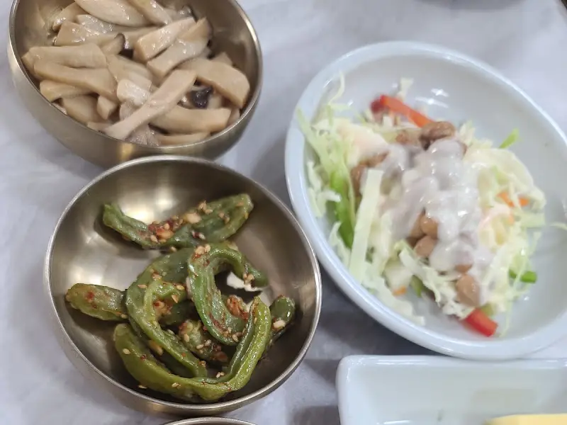 정갈하게 담긴 세 가지 반찬