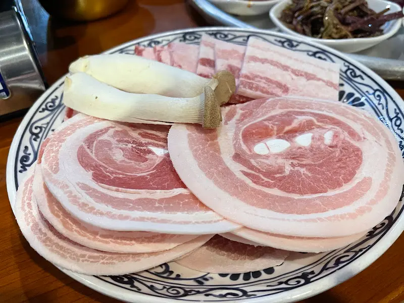 눈꽃처럼 아름다운 꽃삼겹살